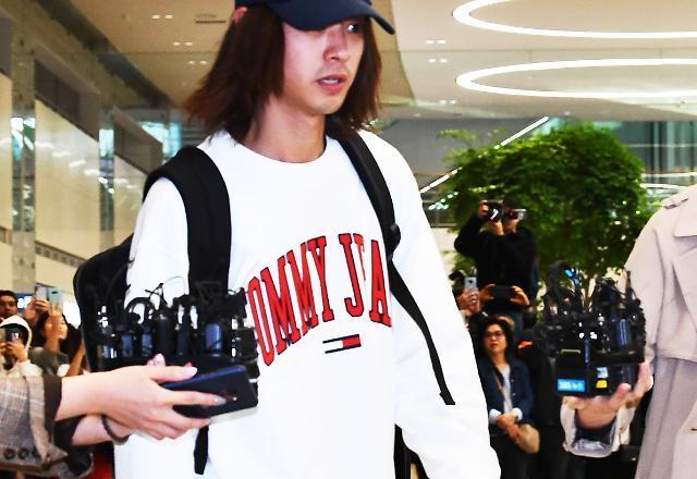 성관계 동영상 불법촬영과 유포 혐의를 받는 가수 정준영이 지난 12일 인천국제공항을 통해 귀국하고 있다.  [연합]
