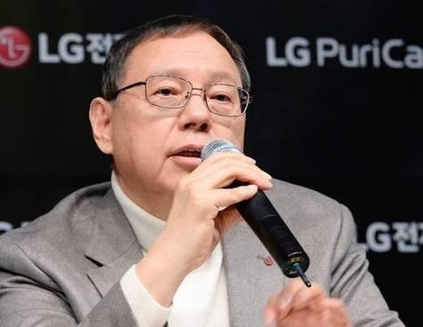 LG전자가 호주 시드니에서 올해 첫 ‘LG 이노페스트’를 열고 시드니 근교의 일반 주택을 ‘LG 홈’으로 꾸민 가운데 참가자들이 세탁실에서 ‘트윈워시 세탁기’, 건조기 등을 체험하고 있다.
[LG전자 제공]