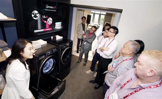 LG전자가 호주 시드니에서 올해 첫 ‘LG 이노페스트’를 열고 시드니 근교의 일반 주택을 ‘LG 홈’으로 꾸민 가운데 참가자들이 세탁실에서 ‘트윈워시 세탁기’, 건조기 등을 체험하고 있다.
[LG전자 제공]