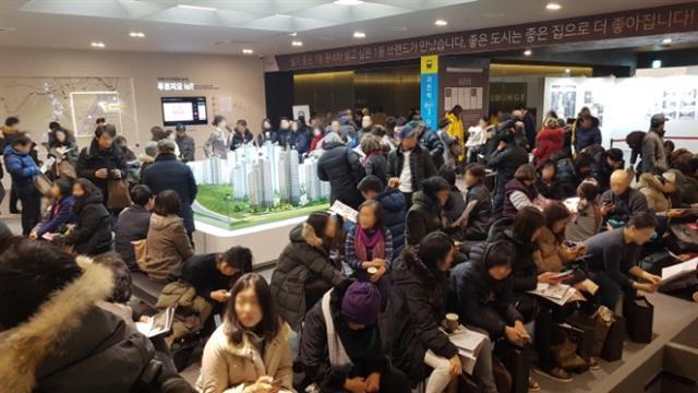 지난해 과천에서 분양한 아파트 견본주택.