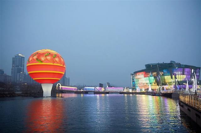화이트데이를 맞아 ‘츄파 아일랜드’로 변신한 한강 세빛섬.  [농심 제공]