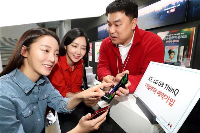 KT 모델이 LG G8씽큐 예약판매를 알리고 있다(왼쪽). LG유플러스 모델이 LG G8씽큐 예약판매를 알리고 있다.  [KT·LG유플러스 제공]