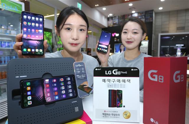 KT 모델이 LG G8씽큐 예약판매를 알리고 있다(왼쪽). LG유플러스 모델이 LG G8씽큐 예약판매를 알리고 있다.  [KT·LG유플러스 제공]