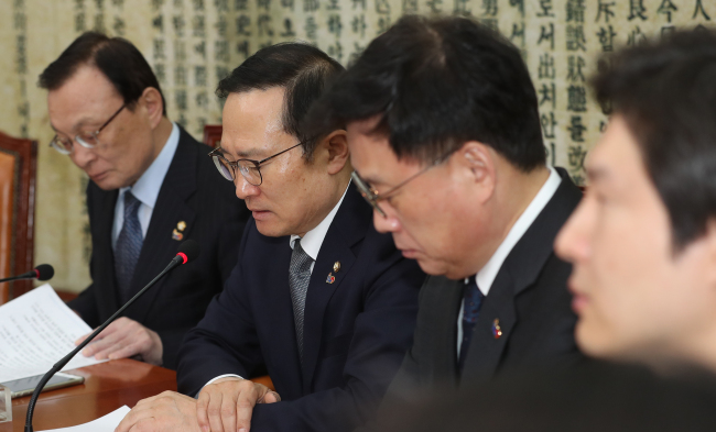 <YONHAP PHOTO-1833> 굳은 표정의 민주당 지도부 (서울=연합뉴스) 김현태 기자 = 더불어민주당 이해찬 대표, 홍영표 원내대표 등 지도부가 13일 오전 국회에서 열린 최고위원회의에서 굳은 표정으로 참석하고 있다. 2019.3.13 mtkht@yna.co.kr/2019-03-13 08:13:37/ <저작권자 ⓒ 1980-2019 ㈜연합뉴스. 무단 전재 재배포 금지.>
<YONHAP PHOTO-1833> 굳은 표정의 민주당 지도부 (서울=연합뉴스) 김현태 기자 = 더불어민주당 이해찬 대표, 홍영표 원내대표 등 지도부가 13일 오전 국회에서 열린 최고위원회의에서 굳은 표정으로 참석하고 있다. 2019.3.13 mtkht@yna.co.kr/2019-03-13 08:13:37/ <저작권자 ⓒ 1980-2019 ㈜연합뉴스. 무단 전재 재배포 금지.>