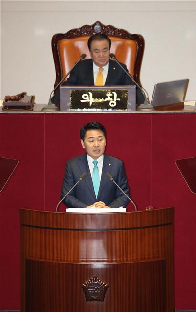 바른미래당 김관영 원내대표가 13일 오전 국회 본회의장에서 교섭단체 대표연설을 하고 있다.    [연합]