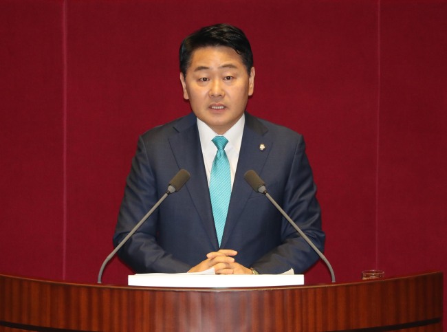 <YONHAP PHOTO-2385> 교섭단체대표 연설하는 김관영 원내대표 (서울=연합뉴스) 김현태 기자 = 바른미래당 김관영 원내대표가 13일 오전 국회 본회의장에서 교섭단체 대표연설을 하고 있다. 2019.3.13 mtkht@yna.co.kr/2019-03-13 10:14:41/ <저작권자 ⓒ 1980-2019 ㈜연합뉴스. 무단 전재 재배포 금지.>
<YONHAP PHOTO-2385> 교섭단체대표 연설하는 김관영 원내대표 (서울=연합뉴스) 김현태 기자 = 바른미래당 김관영 원내대표가 13일 오전 국회 본회의장에서 교섭단체 대표연설을 하고 있다. 2019.3.13 mtkht@yna.co.kr/2019-03-13 10:14:41/ <저작권자 ⓒ 1980-2019 ㈜연합뉴스. 무단 전재 재배포 금지.>