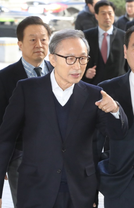 이명박 전 대통령이 13일 서울 서초구 서울고법에서 열린 보석 후 첫 항소심 재판에 출석하고 있다. [연합]