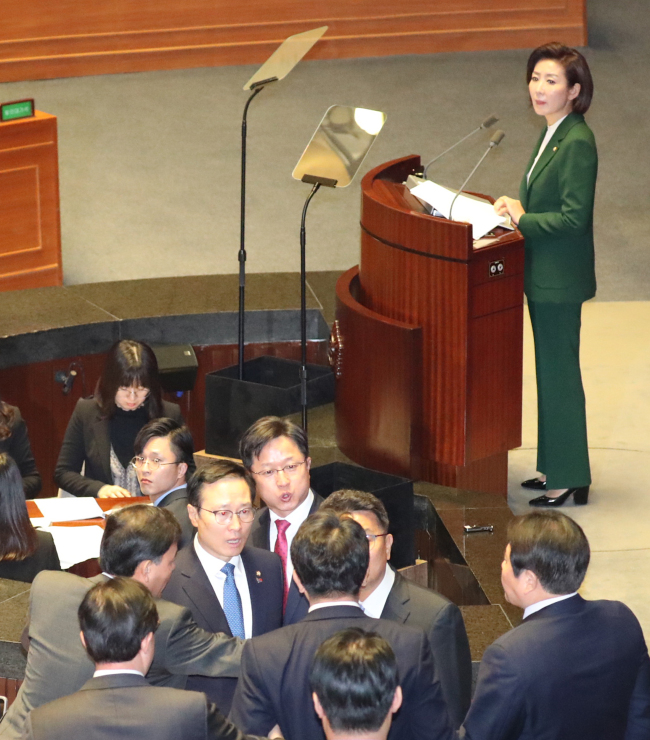 Liberty Korea Party floor leader Na Kyung-won (top right) stands at the podium as lawmakers of the ruling party and main opposition argue over her derisive comments targeting President Moon Jae-in at the main chamber of the National Assembly on Tuesday. (Yonhap)