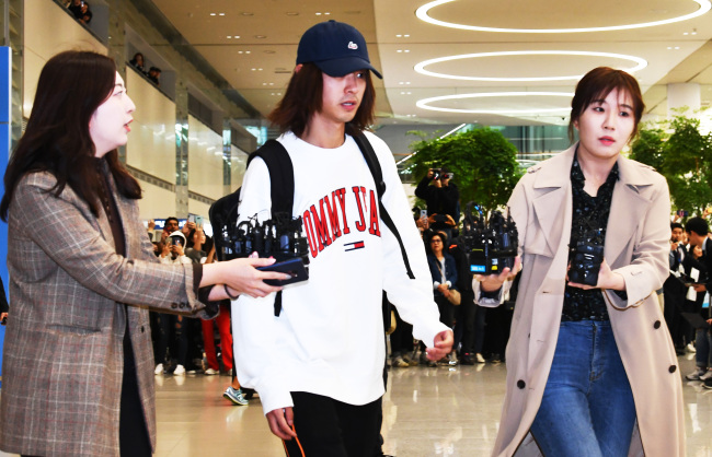 K-pop singer Jung Joon-young hastily flew in on Tuesday evening from the US shooting a reality TV show following revelations of his secretly filmed sex videos of women and sharing them in a chat room involving Seungri, FT Island Choi Jong-hoon among others. (Yonhap)