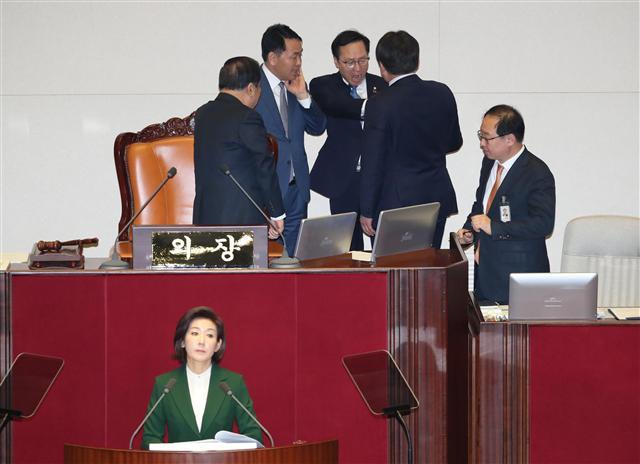 나경원 자유한국당 원내대표가 지난 12일 오전 국회 본회의장에서 교섭단체 대표연설을 하던 중 정부가 북한의 대변인이라는 식의 발언을 하자 더불어민주당 홍영표 원내대표가 국회의장석으로 나가 항의하고 있다.  [연합]