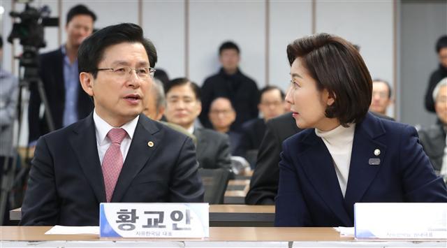 자유한국당 황교안 대표(왼쪽)와 나경원 원내대표가 14일 오전 국회 의원회관에서 열린 ‘미세먼지: 에너지, 건강, 외교’ 세미나에 참석한 가운데 대화를 나누고 있다.    [연합]