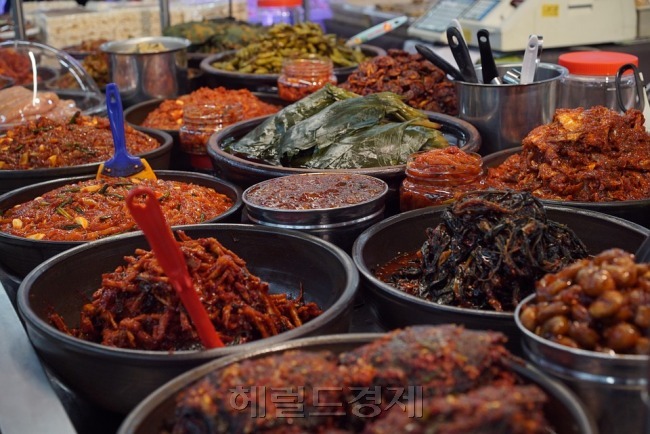 [사진설명=만성신부전 환자에게 짠 음식은 갈증을 일으켜 물을 많이 마시게 하므로 되도록 피하는 것이 좋다. 헤럴드DB]