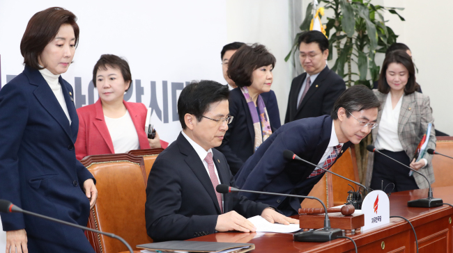 <YONHAP PHOTO-2486> 회의장 들어서는 황교안과 나경원 (서울=연합뉴스) 이진욱 기자 = 자유한국당 황교안 대표와 나경원 원내대표가 14일 오전 국회에서 열린 최고위원회의 회의장으로 들어서고 있다. 2019.3.14 cityboy@yna.co.kr/2019-03-14 09:29:51/ <저작권자 ⓒ 1980-2019 ㈜연합뉴스. 무단 전재 재배포 금지.>
<YONHAP PHOTO-2486> 회의장 들어서는 황교안과 나경원 (서울=연합뉴스) 이진욱 기자 = 자유한국당 황교안 대표와 나경원 원내대표가 14일 오전 국회에서 열린 최고위원회의 회의장으로 들어서고 있다. 2019.3.14 cityboy@yna.co.kr/2019-03-14 09:29:51/ <저작권자 ⓒ 1980-2019 ㈜연합뉴스. 무단 전재 재배포 금지.>