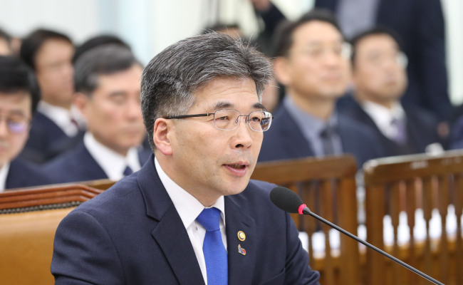 National Police Agency Commissioner General Min Gap-ryong speaks at a briefing the Public Administration and Security Committee at the National Assembly on Thursday. (Yonhap)