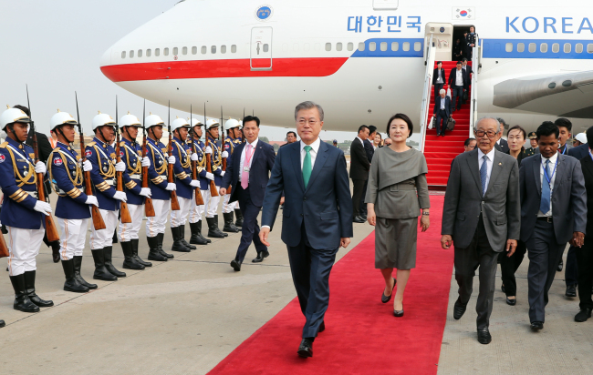 Moon Jae-in arrives in Cambodia (Yonhap)