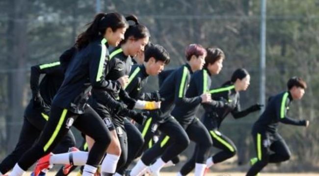 In this file photo taken on Feb. 21, 2019, South Korea women's national football team players train at the National Football Center in Paju, north of Seoul. (Yonhap)