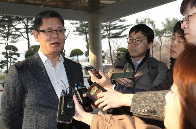 김연철 통일부 장관 후보자가 지난 11일 서울 종로구 남북회담본부 인사청문회 준비 사무실로 처음 출근하며 취재진의 질의에 답하고 있다.    [연합]