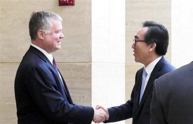 조태열 유엔주재 한국 대사가 14일(현지시간) 주유엔 한국대표부에서 스티븐 비건 미국 국무부 대북특별대표와의 오찬 회동에 앞서 악수를 하고 있다. 이날 오찬에는 미국, 영국, 프랑스, 중국, 러시아 등 안보리 상임이사국 대사급 인사들이 참석했다.   [주유엔 대표부 제공]