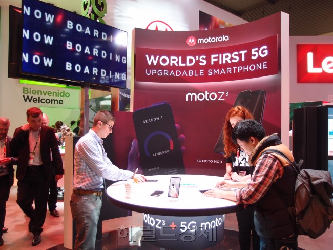 지난 2월 스페인 바르셀로나에서 열린 MWC19에 전시된 모토로라 모토Z3와 모토 모드. 모토로라는 ‘세계 최초 5G로 업그레이드 가능한 폰’임을 내세우고 있다. [사진=정윤희 기자 yuni@]