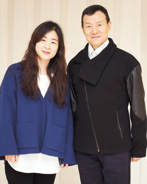 연출을 맡은 대만의 스타 연출가 우싱궈(오른쪽)와, 음악감독을 맡은 소리꾼 이자람.   [국립극장 제공]