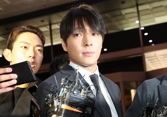 <YONHAP PHOTO-3852> '몰카 유포'혐의 최종훈 경찰출석 (서울=연합뉴스) 서명곤 기자 = 불법 동영상 유포 혐의를 받는 FT아일랜드 최종훈이 16일 오전 피의자 신분으로 조사를 받기 위해 서울 종로구 서울지방경찰청에 출석하고 있다. 2019.3.16 seephoto@yna.co.kr/2019-03-16 15:28:06/ <저작권자 ⓒ 1980-2019 ㈜연합뉴스. 무단 전재 재배포 금지.>
<YONHAP PHOTO-3852> '몰카 유포'혐의 최종훈 경찰출석 (서울=연합뉴스) 서명곤 기자 = 불법 동영상 유포 혐의를 받는 FT아일랜드 최종훈이 16일 오전 피의자 신분으로 조사를 받기 위해 서울 종로구 서울지방경찰청에 출석하고 있다. 2019.3.16 seephoto@yna.co.kr/2019-03-16 15:28:06/ <저작권자 ⓒ 1980-2019 ㈜연합뉴스. 무단 전재 재배포 금지.>