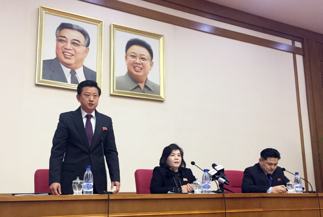 <YONHAP PHOTO-4593> 평양서 회견하는 최선희 외무성 부상 (평양 AP=연합뉴스) 15일 북한 평양에서 최선희(가운데) 북한 외무성 부상이 외신 기자, 외국 외교관들을 대상으로 회견을 하고 있다. 그의 왼쪽에 외무성 직원이 서 있고 오른쪽은 통역. 최 부상은 이날 미국과의 비핵화 대화와 핵·미사일 시험 유예(모라토리엄)를 계속 유지할지에 대해 김정은 국무위원장이 조만간 결정을 내린다고 말했다. bulls@yna.co.kr/2019-03-15 15:35:38/ <저작권자 ⓒ 1980-2019 ㈜연합뉴스. 무단 전재 재배포 금지.>
<YONHAP PHOTO-4593> 평양서 회견하는 최선희 외무성 부상 (평양 AP=연합뉴스) 15일 북한 평양에서 최선희(가운데) 북한 외무성 부상이 외신 기자, 외국 외교관들을 대상으로 회견을 하고 있다. 그의 왼쪽에 외무성 직원이 서 있고 오른쪽은 통역. 최 부상은 이날 미국과의 비핵화 대화와 핵·미사일 시험 유예(모라토리엄)를 계속 유지할지에 대해 김정은 국무위원장이 조만간 결정을 내린다고 말했다. bulls@yna.co.kr/2019-03-15 15:35:38/ <저작권자 ⓒ 1980-2019 ㈜연합뉴스. 무단 전재 재배포 금지.>