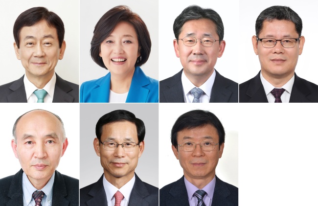 <YONHAP PHOTO-2262> 문 대통령, 7개 부처 내각 (서울=연합뉴스) 문재인 대통령이 8일 오전 7개 부처 개각을 단행했다. 행정안전부 장관에 더불어민주당 진영 의원(윗줄 왼쪽부터), 중소벤처기업부 장관에 더불어민주당 박영선 의원, 문화체육관광부 장관에 박양우 전 문화관광부 차관, 통일부 장관에 김연철 통일연구원장, 과학기술정보통신부 장관에 조동호 한국과학기술원(KAIST) 전기 및 전자공학부 교수(아랫줄 왼쪽부터), 국토교통부 장관에 최정호 전라북도 정무부지사, 해양수산부 장관에 문성혁 세계해사대학 교수가 내정됐다. 2019.3.8 [청와대 제공] photo@yna.co.kr/2019-03-08 11:31:04/ <저작권자 ⓒ 1980-2019 ㈜연합뉴스. 무단 전재 재배포 금지.>
<YONHAP PHOTO-2262> 문 대통령, 7개 부처 내각 (서울=연합뉴스) 문재인 대통령이 8일 오전 7개 부처 개각을 단행했다. 행정안전부 장관에 더불어민주당 진영 의원(윗줄 왼쪽부터), 중소벤처기업부 장관에 더불어민주당 박영선 의원, 문화체육관광부 장관에 박양우 전 문화관광부 차관, 통일부 장관에 김연철 통일연구원장, 과학기술정보통신부 장관에 조동호 한국과학기술원(KAIST) 전기 및 전자공학부 교수(아랫줄 왼쪽부터), 국토교통부 장관에 최정호 전라북도 정무부지사, 해양수산부 장관에 문성혁 세계해사대학 교수가 내정됐다. 2019.3.8 [청와대 제공] photo@yna.co.kr/2019-03-08 11:31:04/ <저작권자 ⓒ 1980-2019 ㈜연합뉴스. 무단 전재 재배포 금지.>