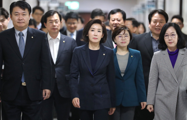 사진= 나경원 자유한국당 원내대표(가운데)가 17일 오후 국회에서 열린 선거법·고위공직자비리수사처(공수처)법 날치기 저지 긴급대책회의에 참석하고 있다. [연합]