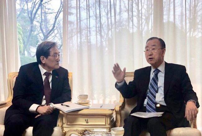 This photo, provided by Cheong Wa Dae, shows former U.N. Secretary-General Ban Ki-moon (R) meeting with presidential chief of staff Noh Young-min on March 16. (Yonhap)