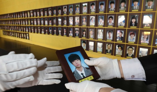 Portraits of the 304 ferry Sewol victims are relocated from a tent at Gwanghwamun Plaza in central Seoul on March 17, 2019, one day before the bereaved families and their supporters are set to remove their memorial tents and installations from the plaza. (Yonhap)