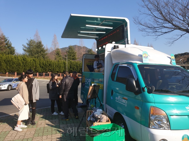 창원대학교 앞에서 진행된 손학규 바른미래당 대표의 ‘손다방’에 대학생들이 방문하고 있다.   유오상 기자/osyoo@
