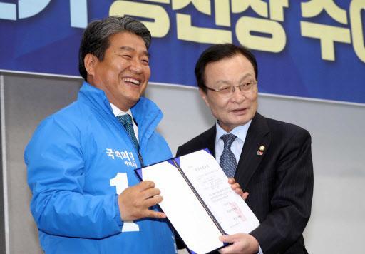 13일 오전 부산항국제여객터미널에서 더불어민주당 이해찬 대표가 통영고성보궐선거 양문석 후보에게 공천장을 수여하고 있다(왼쪽). 자유한국당 황교안 대표가 15일 오후 경남 통영시 북신동 같은 당 4ㆍ3 보궐선거 통영ㆍ고성지역 정점식 후보 사무소에서 열린 개소식에서 정 후보와 인사하고 있다.  [연합]