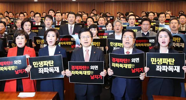 자유한국당 황교안 대표가 18일 국회 헌정기념관에서 열린 국회의원 및 당협위원장 비상 연석회의에서 참석자들과 구호를 외치고 있다.   [연합]