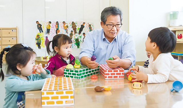 한샘 최양하 회장이 사내 어린이집 아이들과 시간을 보내고 있다.