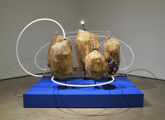양정욱, 그때는 비슷했던 사람들, 2019, 혼합재료, 117(h) x 230 x 190cm. [사진제공=갤러리현대]