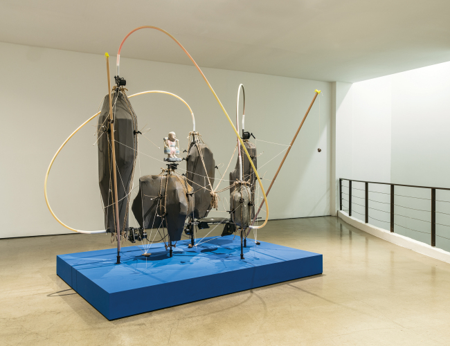 양정욱, 작은 아이는 더 멀리서 달려왔다, 2019, 혼합재료, 233(h) x 260 x 210cm [사진제공=갤러리현대]
