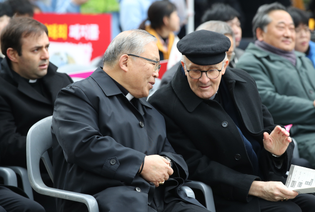 Cardinal Andrew Yeom Soo-jung (first left) and Alfred Xuereb from the Vatican speaks in a rally organized by Korea College Students for Pro-life, Catholic Bishops Conference of Korea urging the Constitutional Court to retain legal ban on abortion at Cheonggye Plaza, central Seoul, on March 16. (Yonhap)