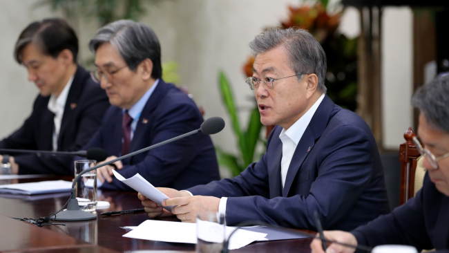 President Moon Jae-in gives orders regarding investigations into a number of scandals to ministers of justice, and interior at the presidential office on Monday. Cheong Wa Dae