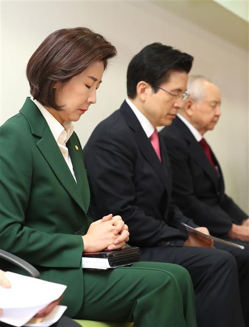 자유한국당 황교안 대표(가운데)와 나경원 원내대표가 19일 오전 국회 의원회관에서 열린 자유한국당 기독인회 조찬기도회에 참석해 기도하고 있다.    [연합]