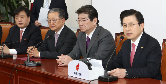 <YONHAP PHOTO-1701> 4·3 필승 선거대책회의 주재하는 황교안 대표 (서울=연합뉴스) 김주형 기자 = 자유한국당 황교안 대표(오른쪽)가 19일 오전 국회에서 주요 당직자 임명장 수여식을 마친 뒤 열린 4·3 필승 선거대책회의에서 발언하고 있다. 2019.3.19 kjhpress@yna.co.kr/2019-03-19 09:30:33/ <저작권자 ⓒ 1980-2019 ㈜연합뉴스. 무단 전재 재배포 금지.>
<YONHAP PHOTO-1701> 4·3 필승 선거대책회의 주재하는 황교안 대표 (서울=연합뉴스) 김주형 기자 = 자유한국당 황교안 대표(오른쪽)가 19일 오전 국회에서 주요 당직자 임명장 수여식을 마친 뒤 열린 4·3 필승 선거대책회의에서 발언하고 있다. 2019.3.19 kjhpress@yna.co.kr/2019-03-19 09:30:33/ <저작권자 ⓒ 1980-2019 ㈜연합뉴스. 무단 전재 재배포 금지.>