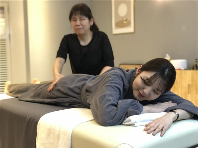 롯데백화점 잠실점 파트너사 직원들이 ‘L Care 룸’에서 마사지를 받는 모습. [롯데백화점 제공]