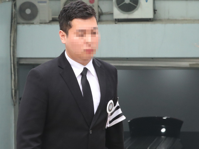 부모가 피살돼 장례 절차를 위해 일시적으로 구속 상태에서 풀려난 '청담동 주식부자' 이희진씨가 20일 오전 경기도 안양의 한 장례식장에서 발인을 마치고 장지로 이동하기 위해 나오고 있다. [연합]
부모가 피살돼 장례 절차를 위해 일시적으로 구속 상태에서 풀려난 '청담동 주식부자' 이희진씨가 20일 오전 경기도 안양의 한 장례식장에서 발인을 마치고 장지로 이동하기 위해 나오고 있다. [연합]