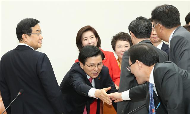 자유한국당 황교안 대표가 20일 국회에서 열린 선거대책회의에서 참석자들과 인사하고 있다.    [연합]
