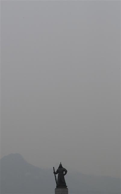 서울시가 20일 오전 6시를 기해 초미세먼지주의보를 발령한 가운데 광화문 일대가 안개와 미세먼지로 뿌옇게 보인다. [연합]