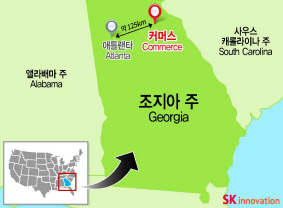 19일(현지시간) 미국 조지아주 공장 건설부지에서 최재원 SK그룹 수석부회장(왼쪽 아홉번째)과 김준 SK이노베이션 총괄사장(왼쪽 여섯번째) 등 관계자들이 ‘첫삽뜨기’ 세리모니를 하고 있다.  [SK이노베이션 제공]