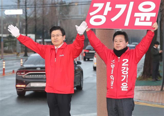 21일 오전 황교안 자유한국당 대표가 창원시 가음정사거리에서 창원시 성산구에 출마한 강기윤 후보와 함께 시민들에게 출근길 인사를 하고 있다.  [연합]