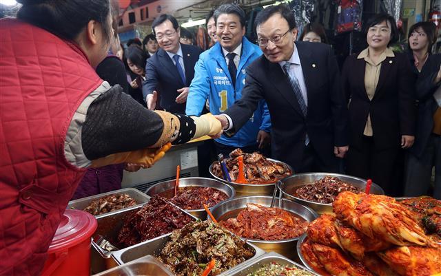 더불어민주당 이해찬 대표가 같은 당 4ㆍ3 보궐선거 통영ㆍ고성지역 양문석 후보와 함께 지난 18일 오전 경남 통영시 통영중앙시장을 돌며 상인과 인사하고 있다.    [연합]