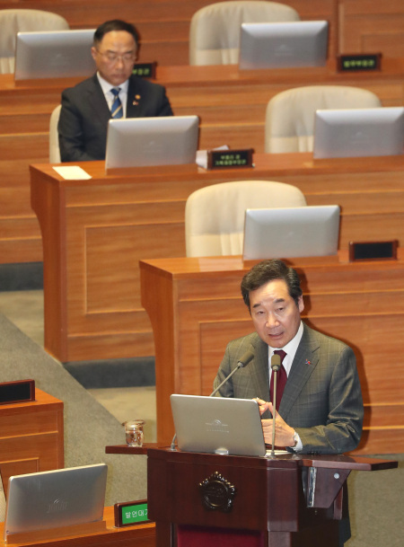 이낙연 국무총리가 21일 오후 국회 본회의장에서 열린 경제 분야 대정부질문에서 더불어민주당 최운열 의원의 질의에 답변하고 있다. ［연합］