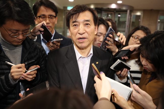 Bank of Korea Gov. Lee Ju-yeol answers questions, surrounded by reporters in central Seoul on Thursday. (Yonhap)