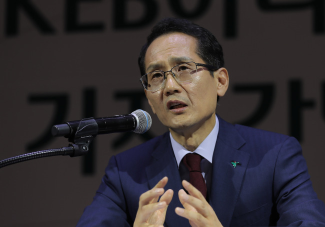 KEB Hana Bank’s new CEO, Ji Sung-kyoo, speaks during his inaugural press conference in Seoul on Thursday. (Yonhap)